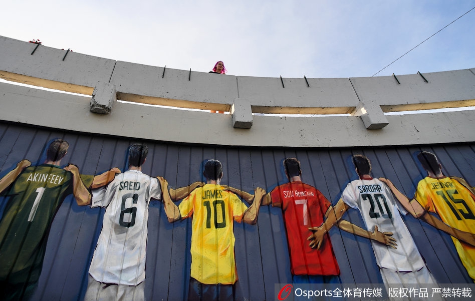 喀山街头现涂鸦球衣墙