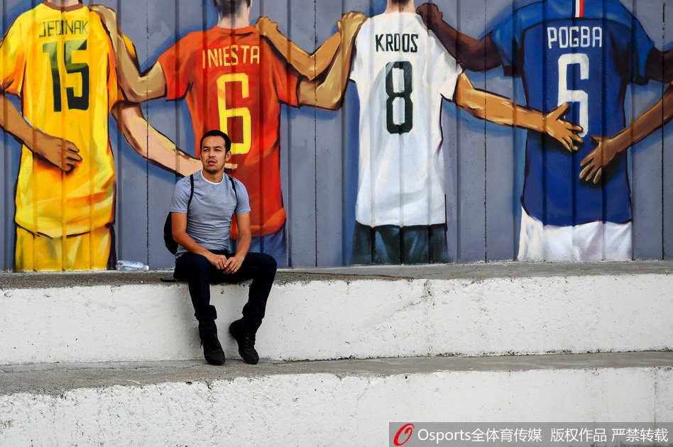 喀山街头现涂鸦球衣墙