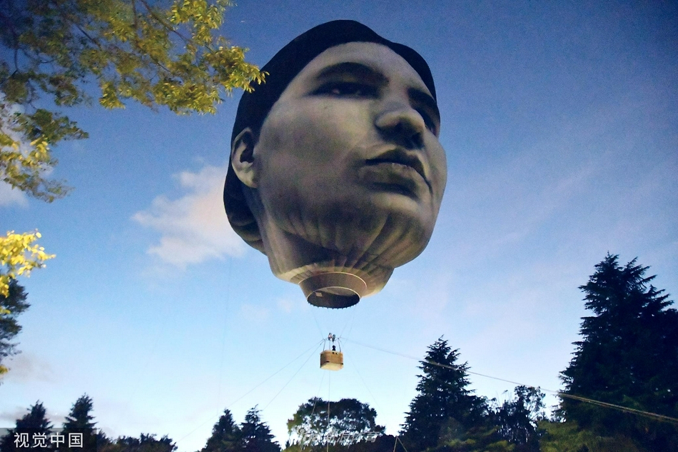 迎奥运 东京公园内出现“巨大人脸”