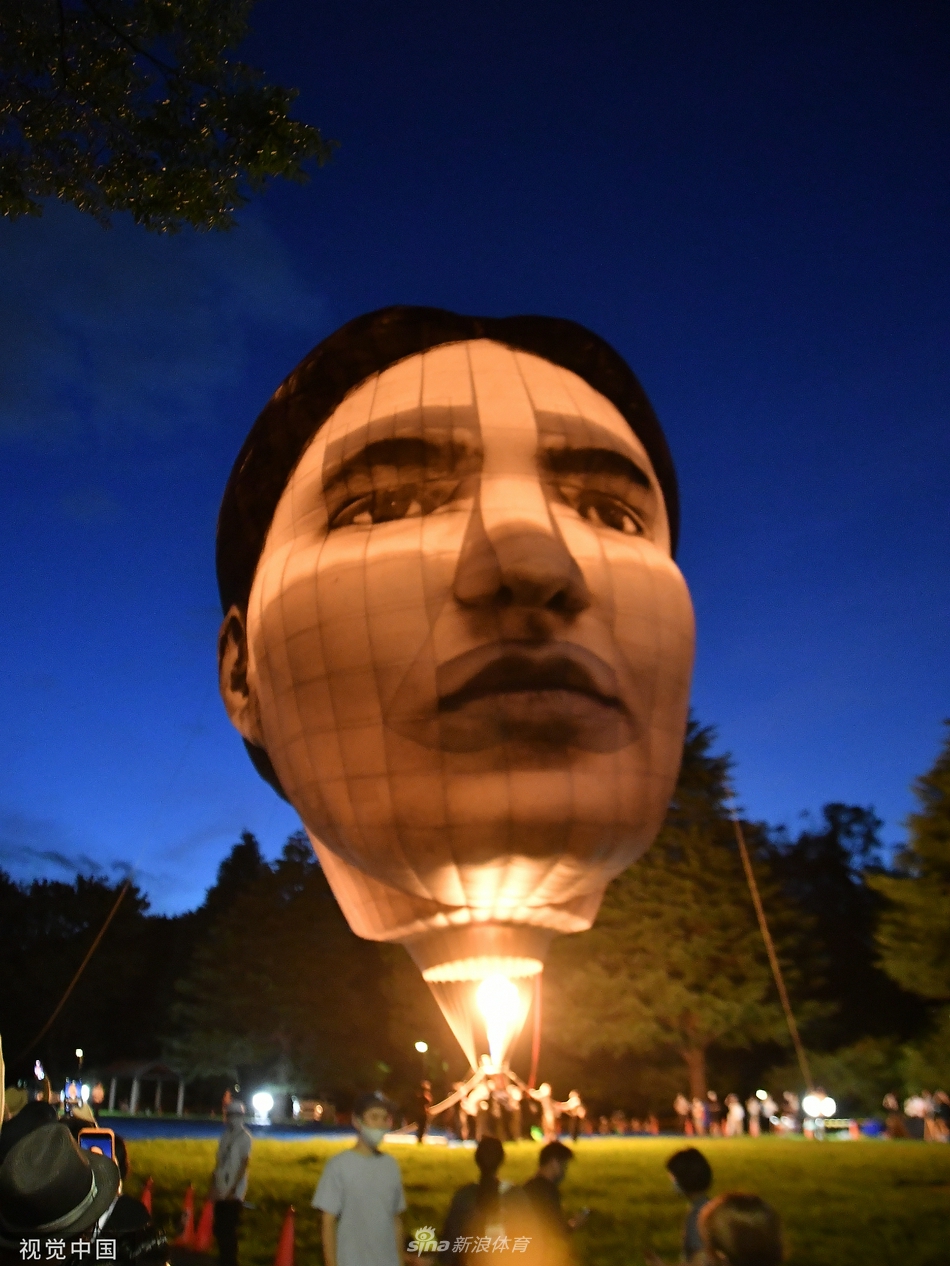 迎奥运 东京公园内出现“巨大人脸”