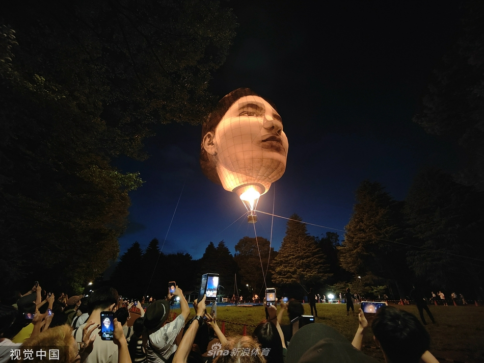 迎奥运 东京公园内出现“巨大人脸”