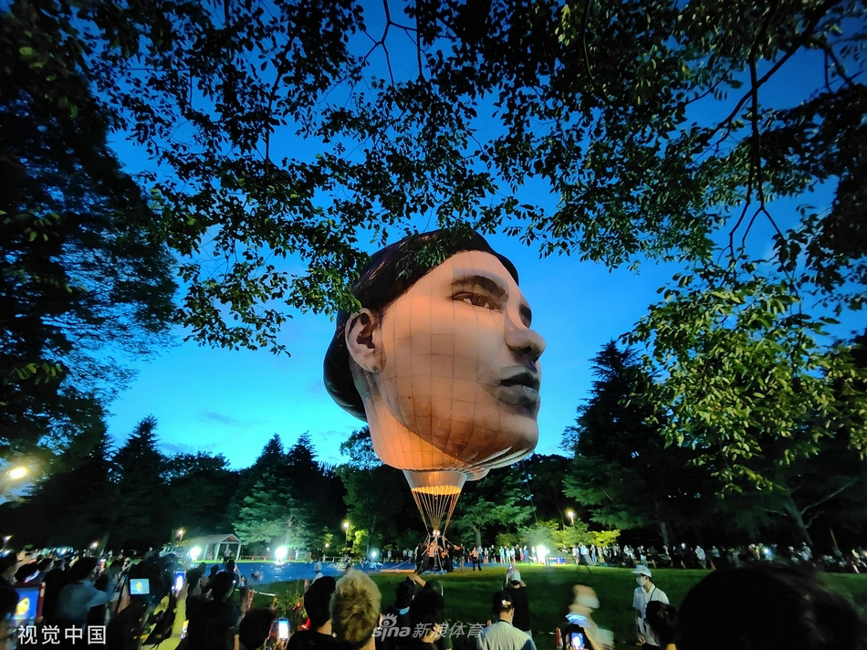 迎奥运 东京公园内出现“巨大人脸”