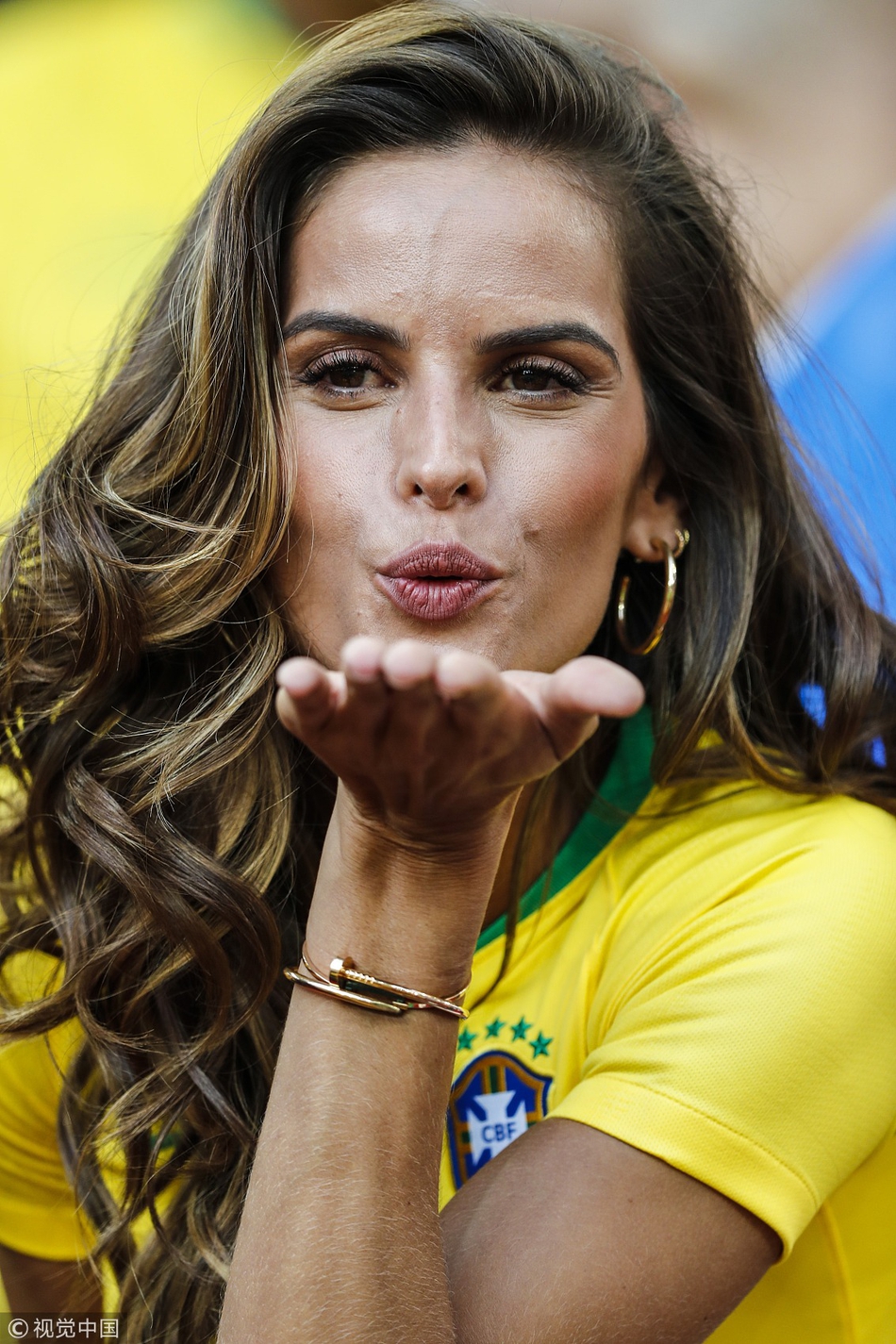 世界杯至今最好看一组!巴西塞尔维亚女球迷颜值pk