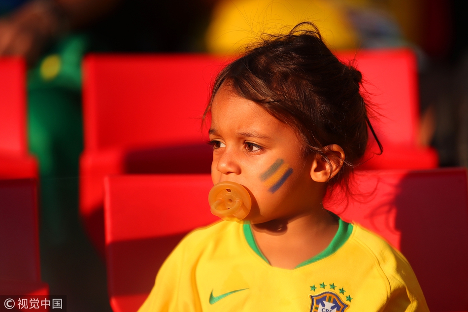 超萌超可爱!巴西小球迷咬奶嘴助阵