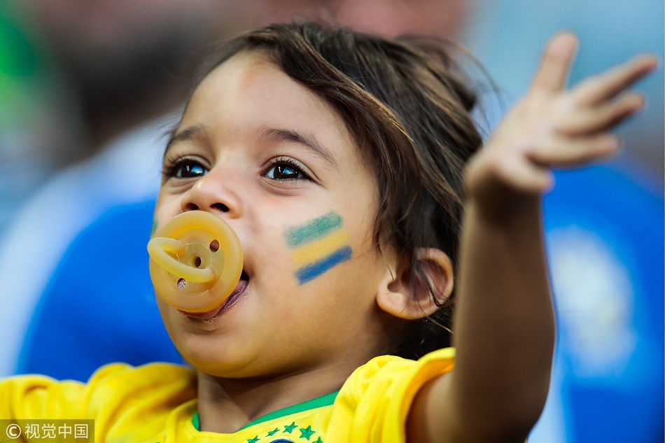超萌超可爱!巴西小球迷咬奶嘴助阵