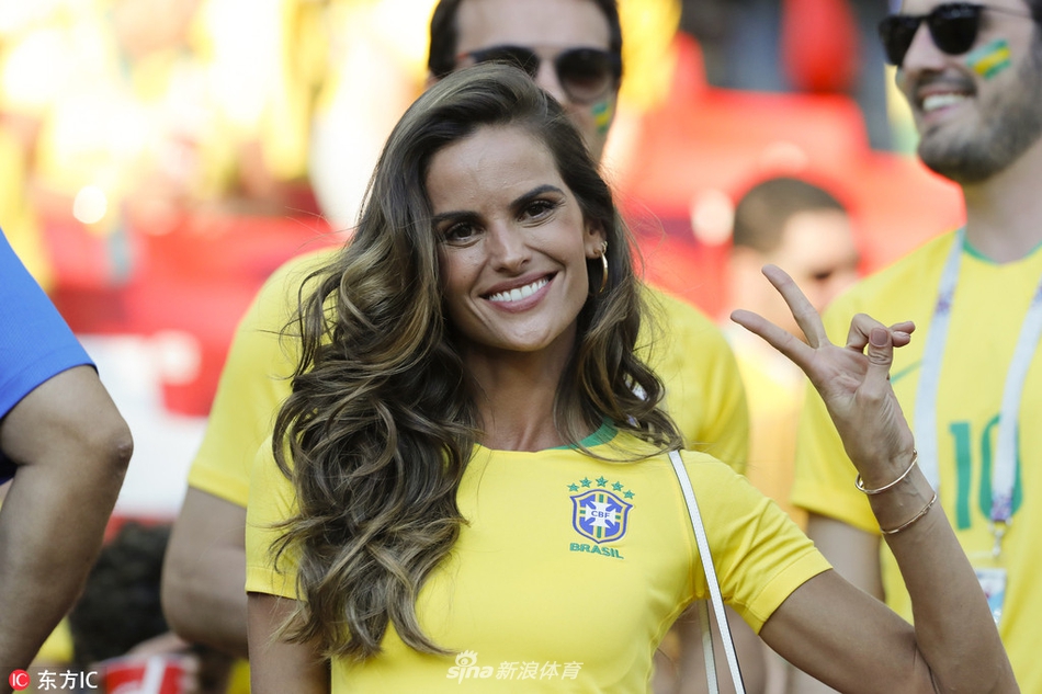 特拉普女友穿巴西球衣为国助威