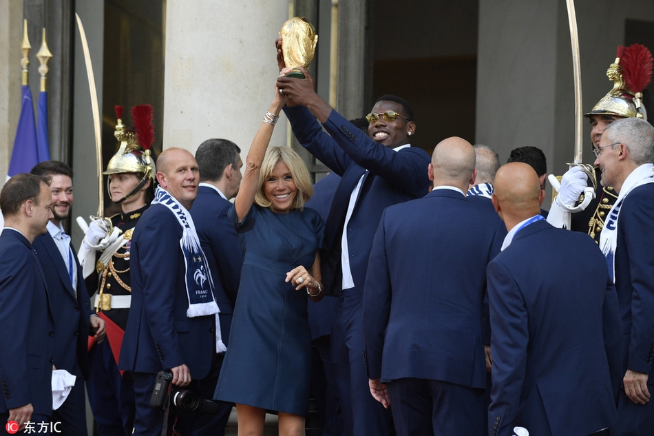博格巴与法国第一夫人共举金杯