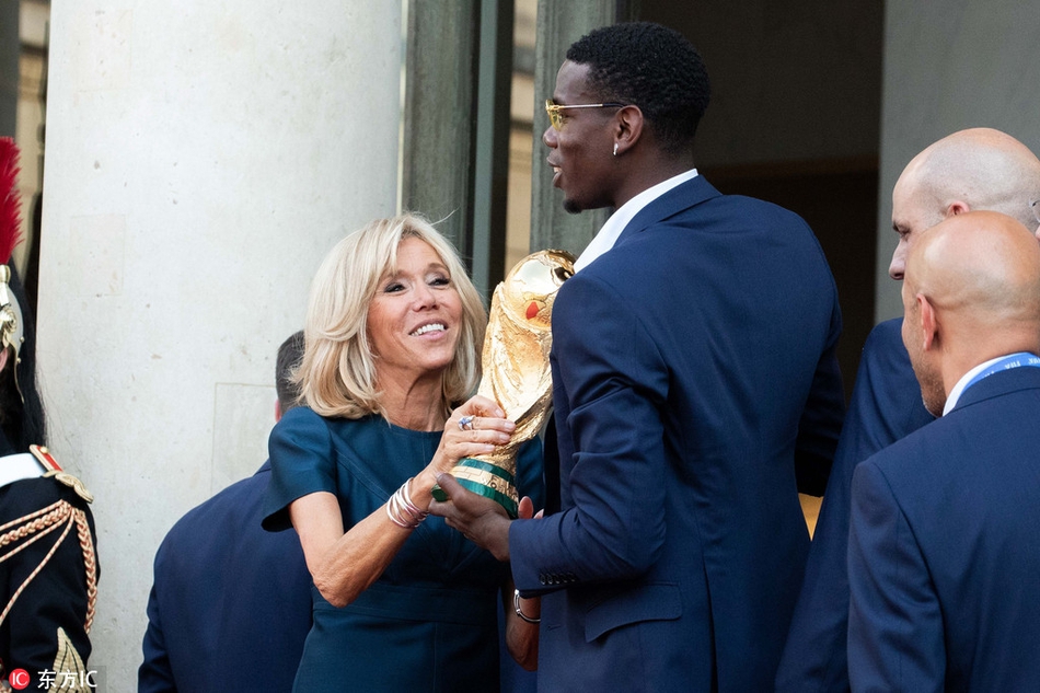 博格巴与法国第一夫人共举金杯