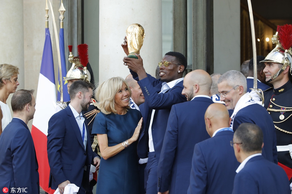 博格巴与法国第一夫人共举金杯