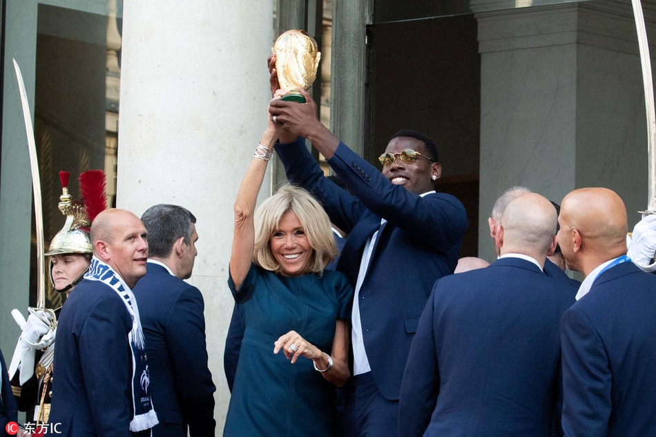 博格巴与法国第一夫人共举金杯