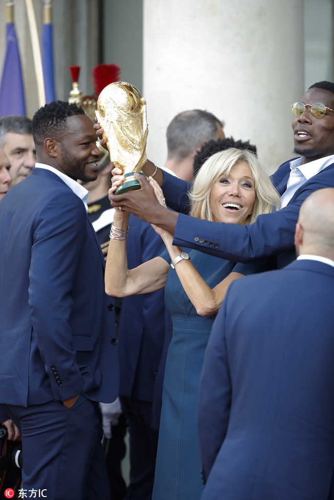 博格巴与法国第一夫人共举金杯