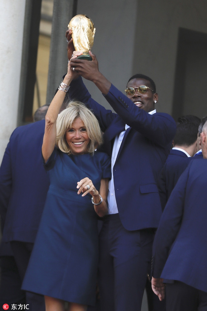 博格巴与法国第一夫人共举金杯
