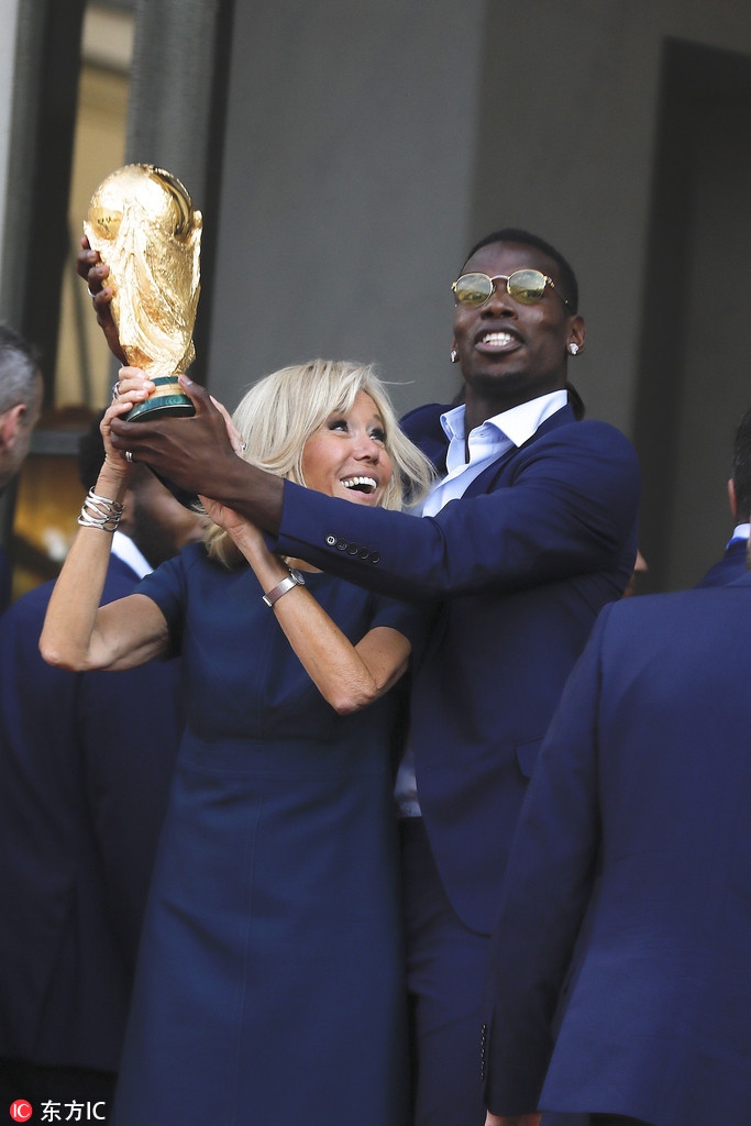 博格巴与法国第一夫人共举金杯