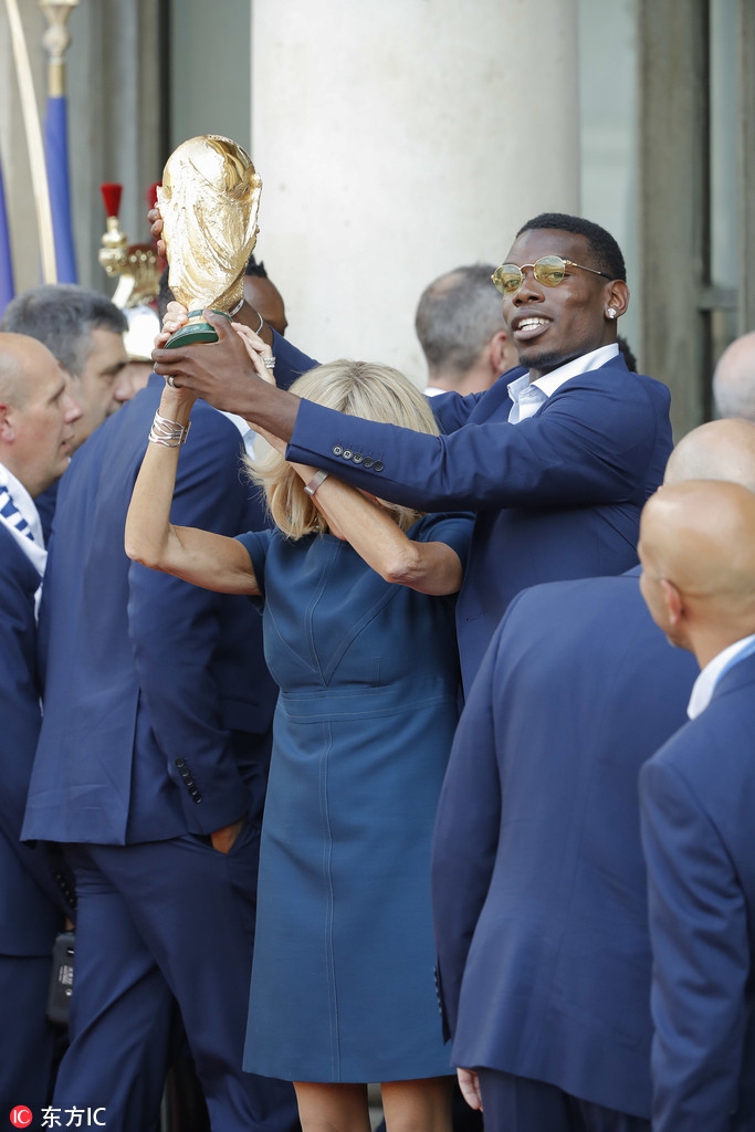 博格巴与法国第一夫人共举金杯