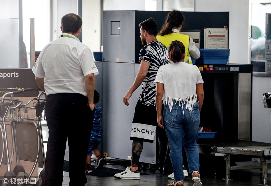 梅西携妻儿前往海岛度假 扛起“煤气罐2.0”画面超温馨