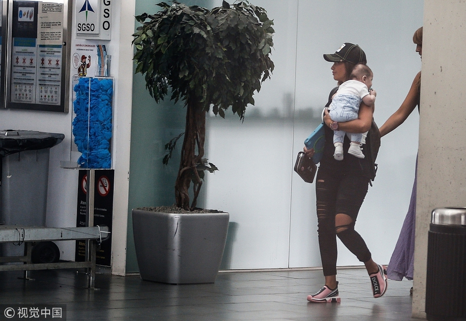 梅西携妻儿前往海岛度假 扛起“煤气罐2.0”画面超温馨