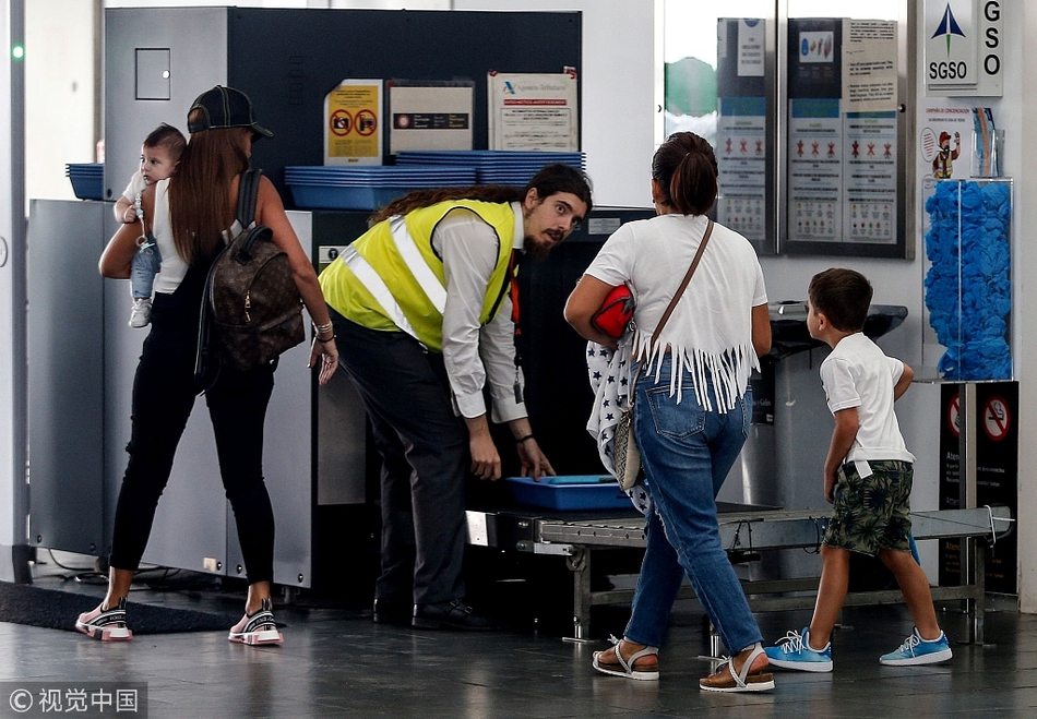 梅西携妻儿前往海岛度假 扛起“煤气罐2.0”画面超温馨