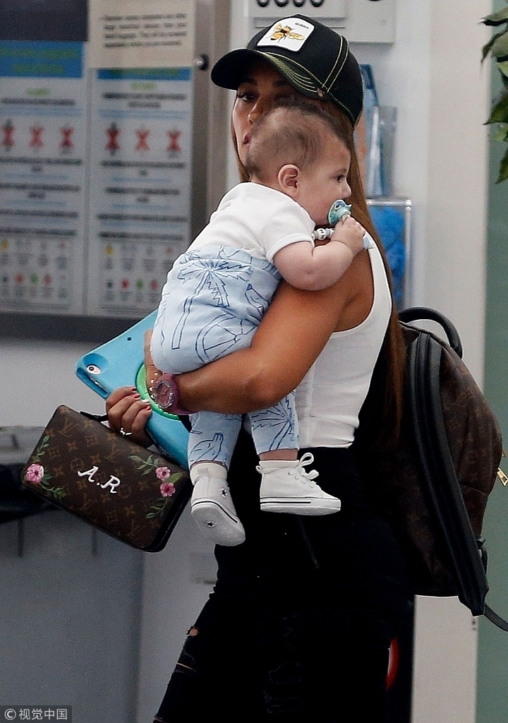 梅西携妻儿前往海岛度假 扛起“煤气罐2.0”画面超温馨