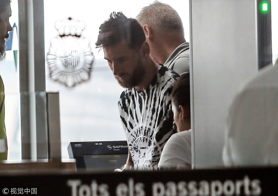 梅西携妻儿前往海岛度假 扛起“煤气罐2.0”画面超温馨