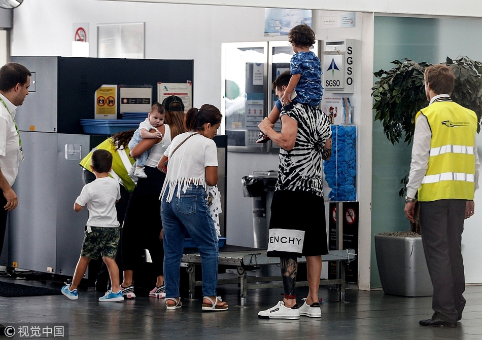 梅西携妻儿前往海岛度假 扛起“煤气罐2.0”画面超温馨