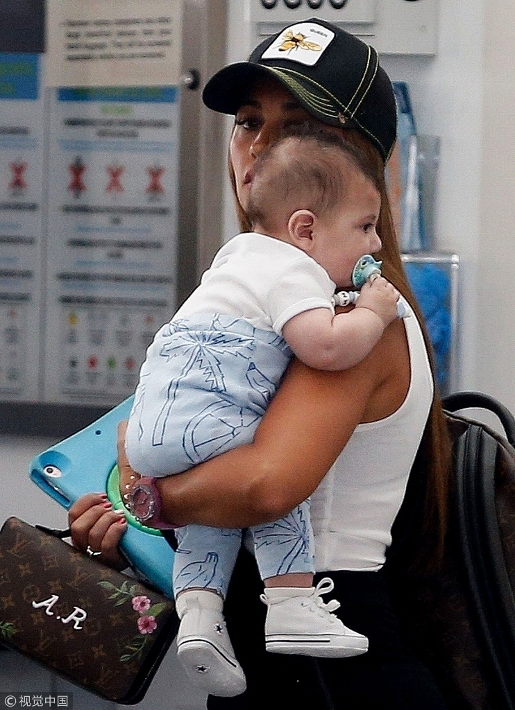 梅西携妻儿前往海岛度假 扛起“煤气罐2.0”画面超温馨