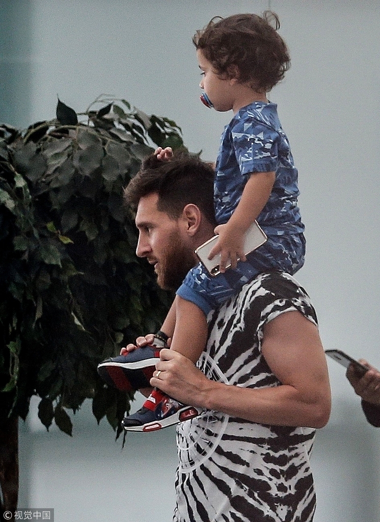 梅西携妻儿前往海岛度假 扛起“煤气罐2.0”画面超温馨