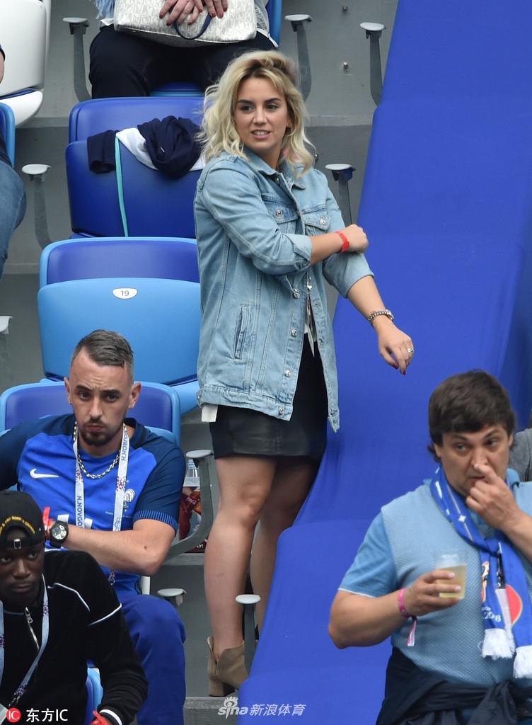 格列兹曼女友看台观战法国大战乌拉圭