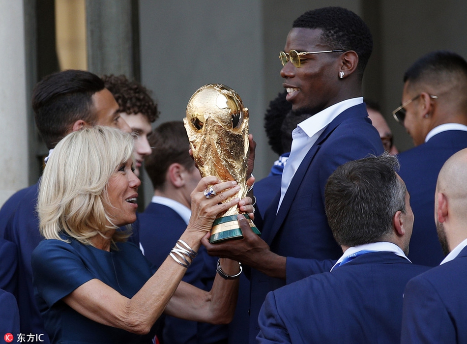 博格巴与法国第一夫人共举金杯