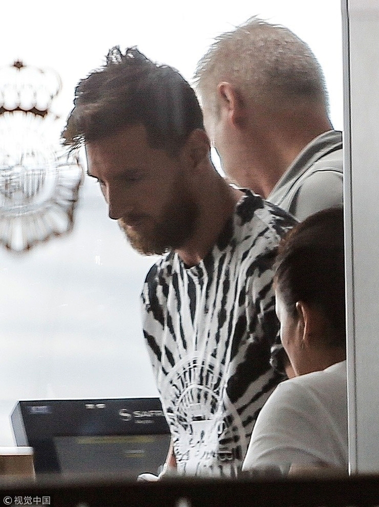 梅西携妻儿前往海岛度假 扛起“煤气罐2.0”画面超温馨