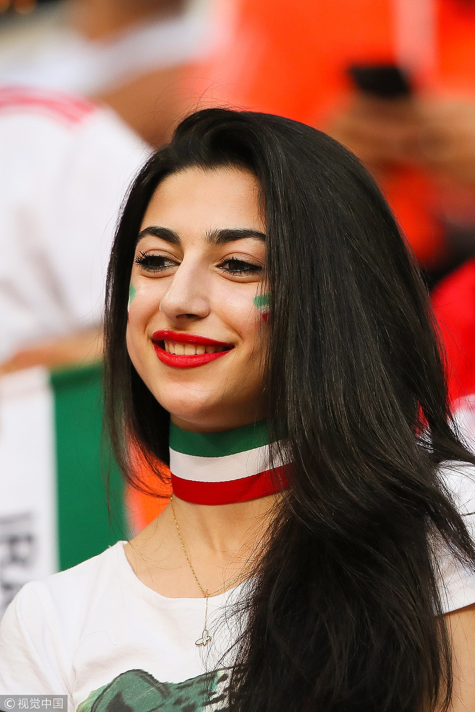 策划-掀起头巾的伊朗女球迷