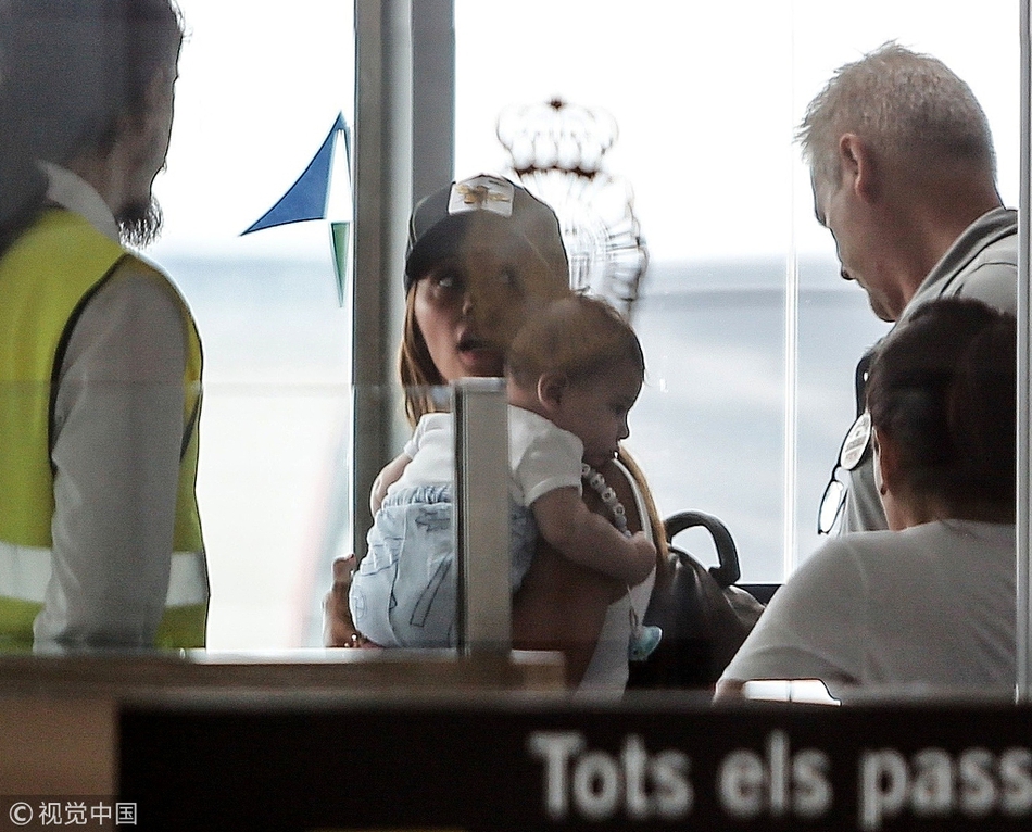 梅西携妻儿前往海岛度假 扛起“煤气罐2.0”画面超温馨