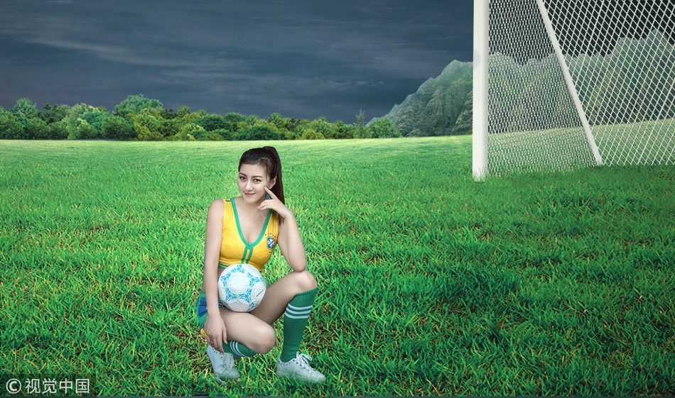 歌手张梓淇身穿巴西队服拍摄写真妩媚助威