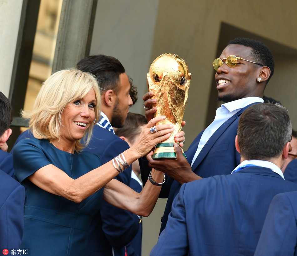 博格巴与法国第一夫人共举金杯