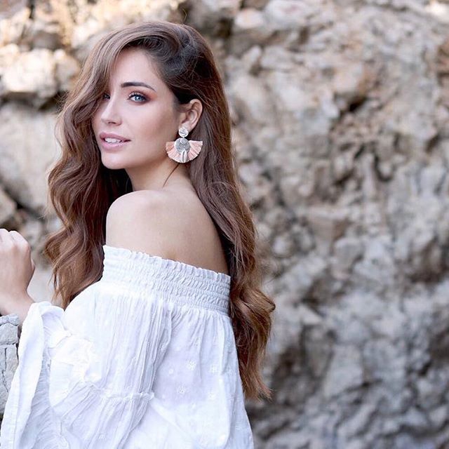 法国大将托万女友夏洛特美艳妩媚