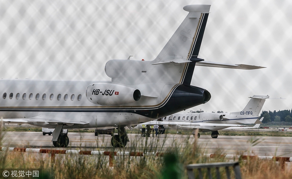 梅西携妻儿前往海岛度假 扛起“煤气罐2.0”画面超温馨