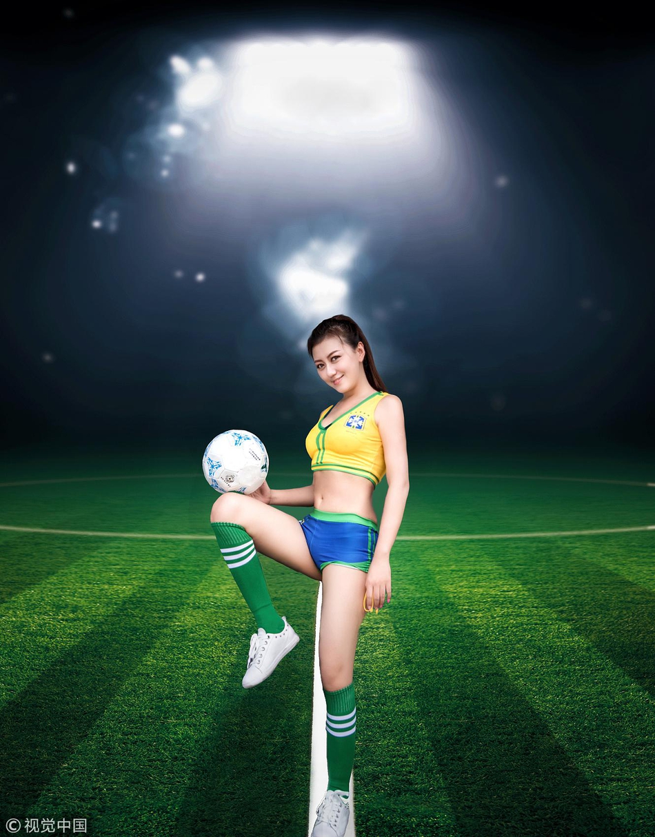 歌手张梓淇身穿巴西队服拍摄写真妩媚助威