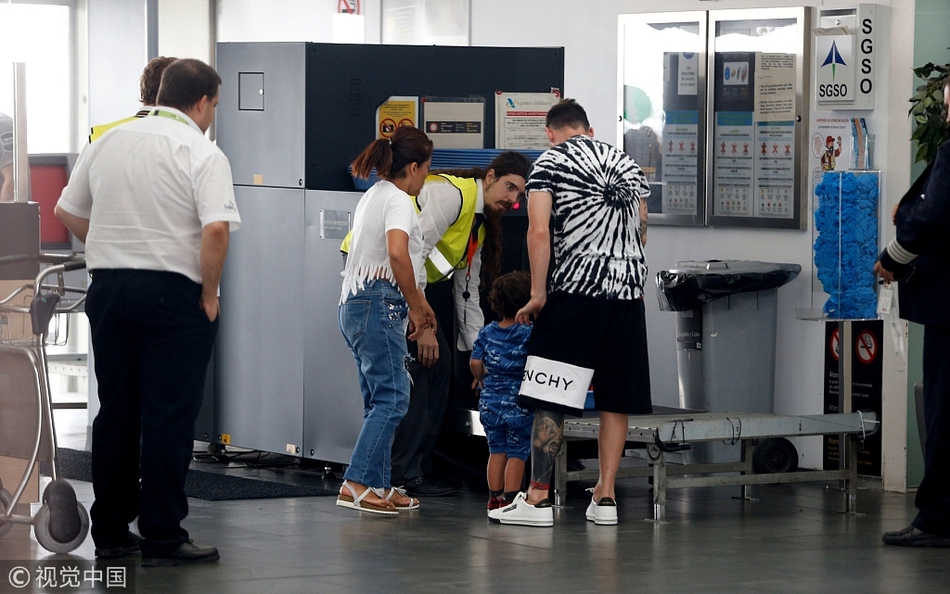 梅西携妻儿前往海岛度假 扛起“煤气罐2.0”画面超温馨