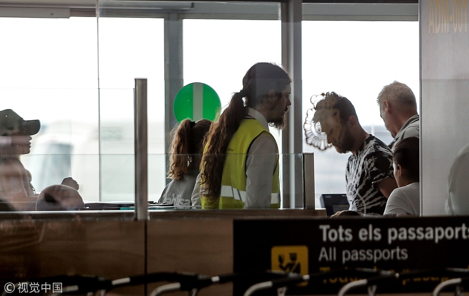 梅西携妻儿前往海岛度假 扛起“煤气罐2.0”画面超温馨