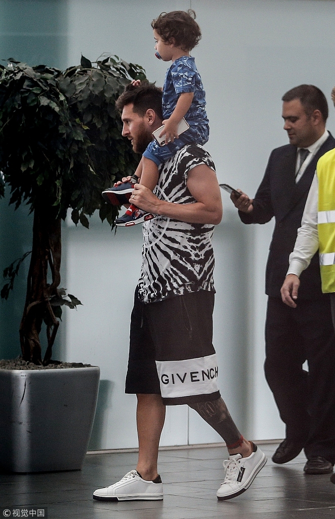 梅西携妻儿前往海岛度假 扛起“煤气罐2.0”画面超温馨