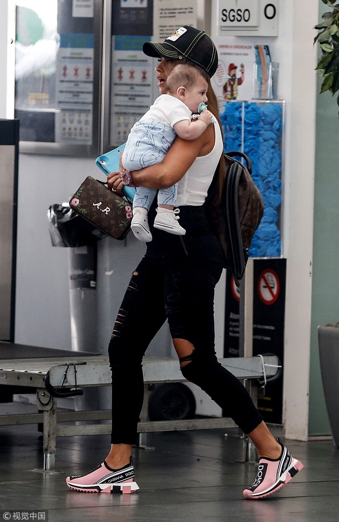 梅西携妻儿前往海岛度假 扛起“煤气罐2.0”画面超温馨