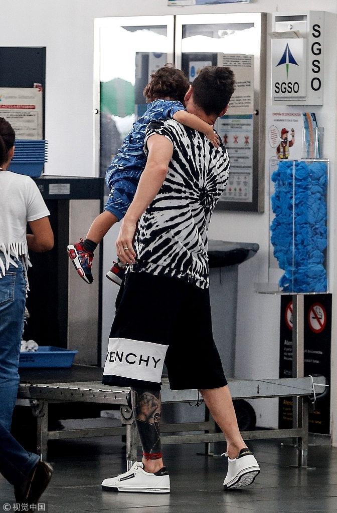 梅西携妻儿前往海岛度假 扛起“煤气罐2.0”画面超温馨