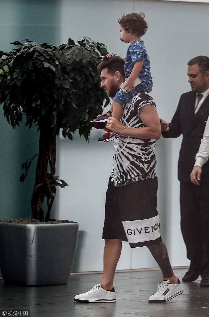 梅西携妻儿前往海岛度假 扛起“煤气罐2.0”画面超温馨