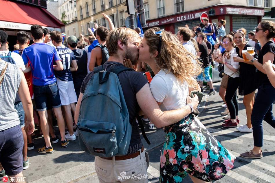 浪漫的法国人!用亲吻迎接大力神杯