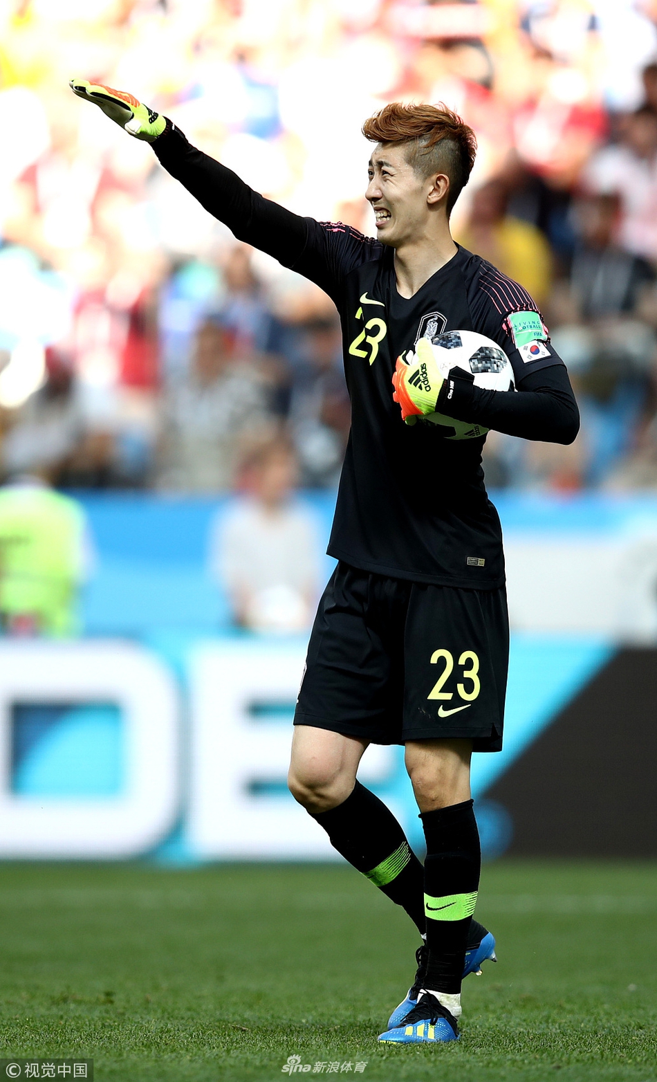 策划-发型不乱妆容精致!韩国门将火了