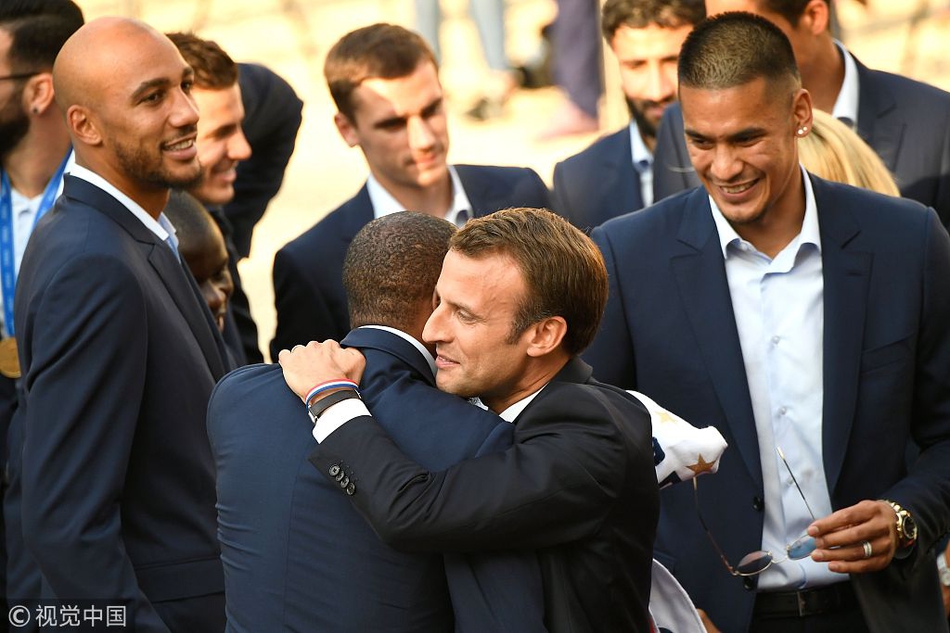 马克龙拥抱恩宗齐