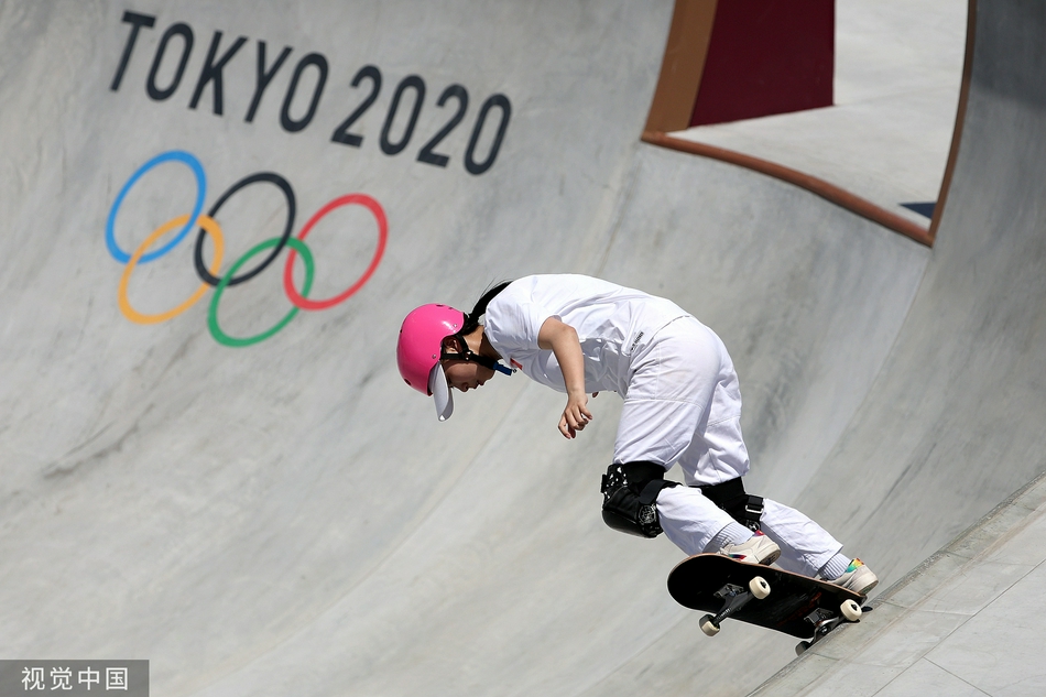 中国滑手张鑫在碗池比赛中