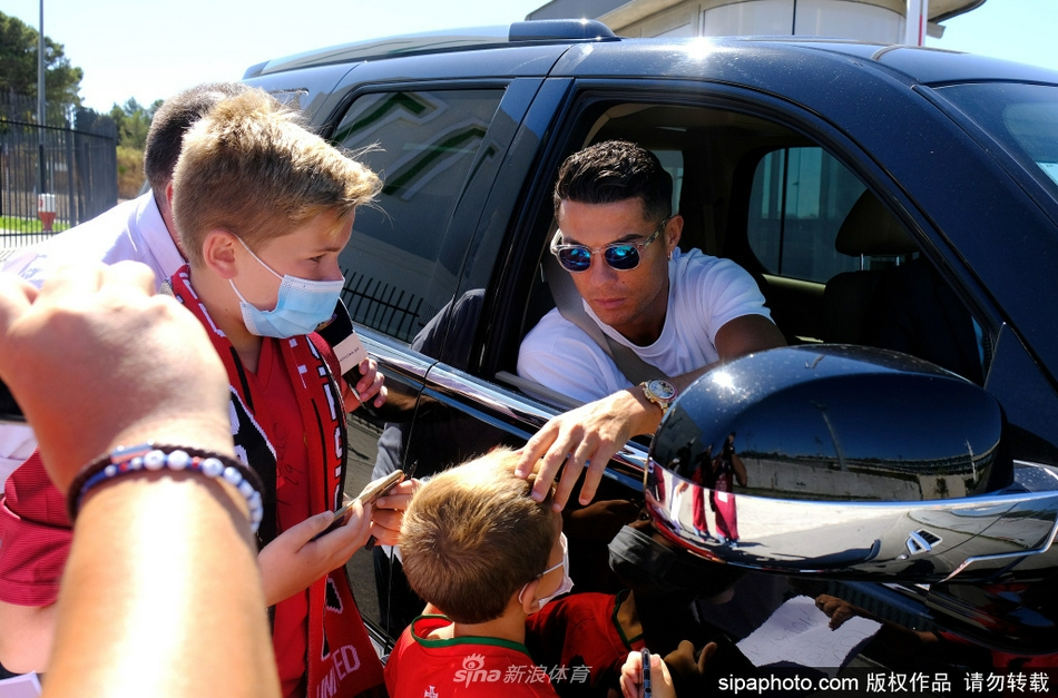 C罗抵达葡萄牙国家队训练基地 大方和球迷合影