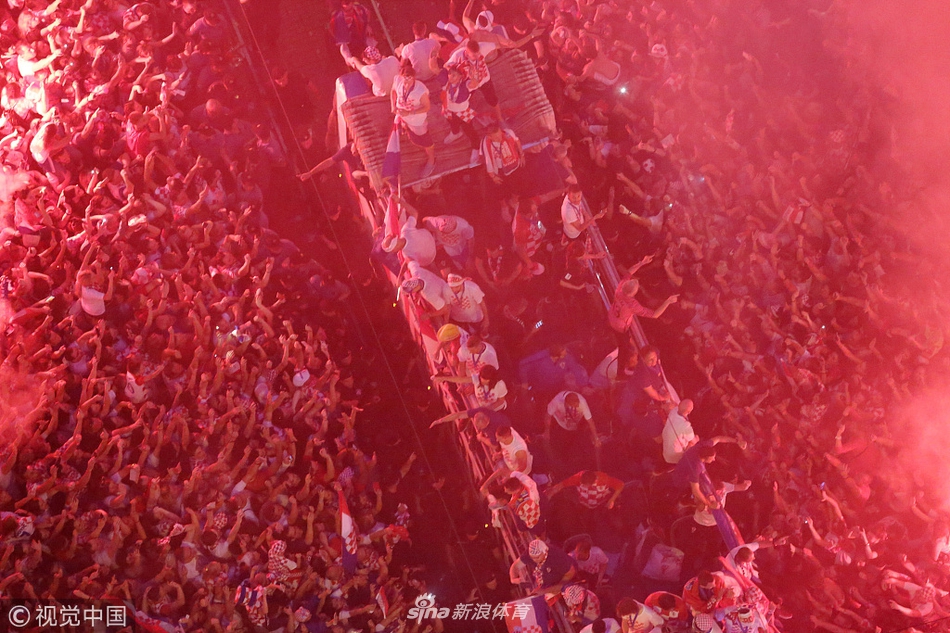 克罗地亚凯旋回国游行庆祝 魔笛领衔与球迷狂欢