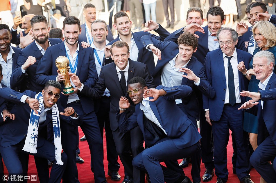 马克龙在爱丽舍宫为法国队庆功