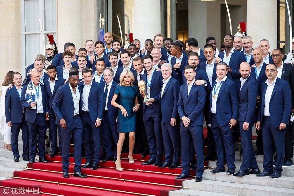 马克龙在爱丽舍宫为法国队庆功